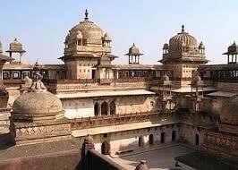 रानी महल, झांसी – झांसी का रानी महल  रानी लक्ष्मी बाई का शाही महल है. इसे 18वीं शताब्दी में बनाया गया था. बताया जाता है कि महल का एक बड़ा हिस्सा भारतीय विद्रोह के दौरान नष्ट हो गया था. जिसे 9वीं शताब्दी की कलाकृतियों और रानी लक्ष्मीबाई के जीवन के साथ एक संग्रहालय में पुनर्निर्मित कर दिया गया था. इस महल में पर्यटक सुबह 9:30 बजे से शाम 5:30 बजे तक जा सकते हैं.