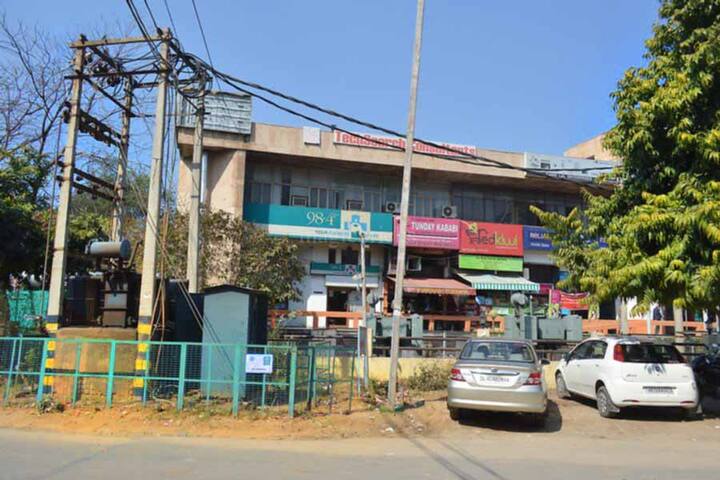 कुतुब प्लाजा मार्केट - गुरुग्राम में रहने वालों लोगों के बीच कुतुब मार्केट का अलग ही क्रेज है.यहां पर कपड़े, फैन्सी ज्वैलरी के अलावा मेकअप और फुटवियर काफी कम कीमत पर मिलते हैं. साथ ही यहां के प्रोडक्ट की क्वालिटी भी काफी अच्छी रहती है. इसके अलावा यहां स्ट्रीट फूड्स की काफी वैरायटी भी मिलती है. यानि शॉपिंग के साथ आप अच्छी खासी पार्टी भी एंजॉय कर सकते हैं.