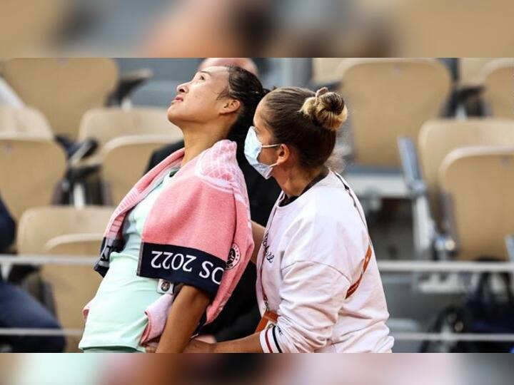 French Open 2022: Wish I can be a man: Zheng Qinwen after menstrual cramps end her Roland Garros dream French Open 2022: 'पीरियड्सनं हरवलं' पराभवानंतर चीनी खेळाडूला अश्रुंचा बांध फुटला