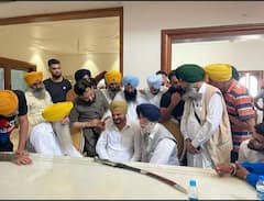 बेटे की मौत से टूटे सिद्धू मूसेवाला के पिता, दिल तोड़ देंगी ये रोती बिलखती तस्वीरें