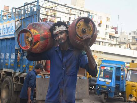 LPG Price: તહેવારો પહેલા ગ્રાહકોને મળી ખુશખબર ! નેચરલ ગેસના ભાવમાં વધારો થતાં ગેસ સિલિન્ડર થયો સસ્તો