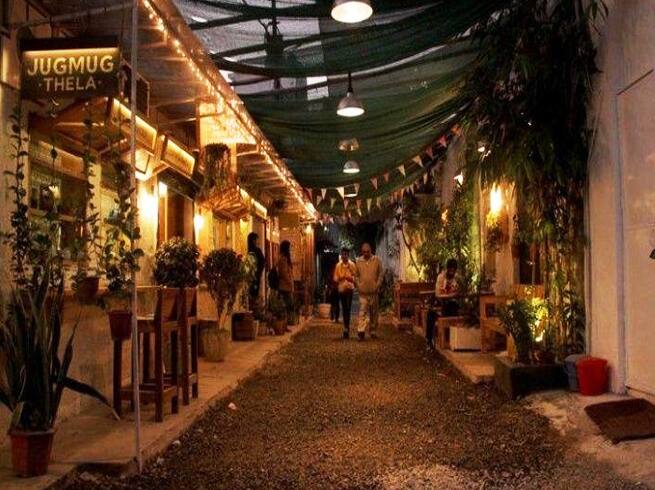 चंपा गली – ये साउथ दिल्ली की सबसी अच्छी जगहों में से एक मानी जाती है. जहां पर आपको कैफे, कल्चर और आर्ट सभी चीजें एक साथ देखने को मिल जाएंगी. इसके साथ ही यहां की डेकोरेशन भी आपको काफी पसंद आने वाली है. यहां पर घूमने के साथ-साथ फोटोग्राफी के लिए भी काफी अच्छी जगह है.