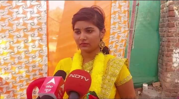 खंडवा जिले के ग्राम राजपुरा के रहने वाले द्वारका गागले की दो बेटियों की शादी एक जून मुख्यमंत्री कन्यादान विवाह योजना के तहत होनी थी. लेकिन आचार संहिता के चलते कार्यक्रम निरस्त हो गया है. अब इस परिवार को कर्ज लेकर अपनी बच्चियों की शादी का इंतजाम करना पड़ रहा है. शीतल गागले ने बताया कि सामूहिक विवाह ऐन वक्त पर निरस्त होने की वजह से मेरे पापा ने कर्ज लेकर अब हम बहनों की शादी की तैयारियां कर रहे हैं.