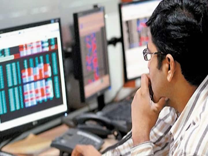 share market updates Sensex falls nearly 500 points Nifty near 16550 Share Market Opening : शेअर बाजारात विक्रीचा जोर; सेन्सेक्समध्ये 447 अंकांची घसरण