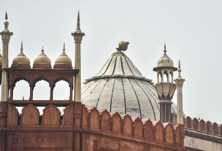 वक्फ बोर्ड के अधिकारी ने कहा, ‘‘कलश का वजन लगभग 300 किग्रा है. इसे फिर से लगा पाना और मरम्मत करना एक मुश्किल कार्य है. नुकसान का पूरी तरह से आकलन करने के बाद हम फैसला करेंगे.’’