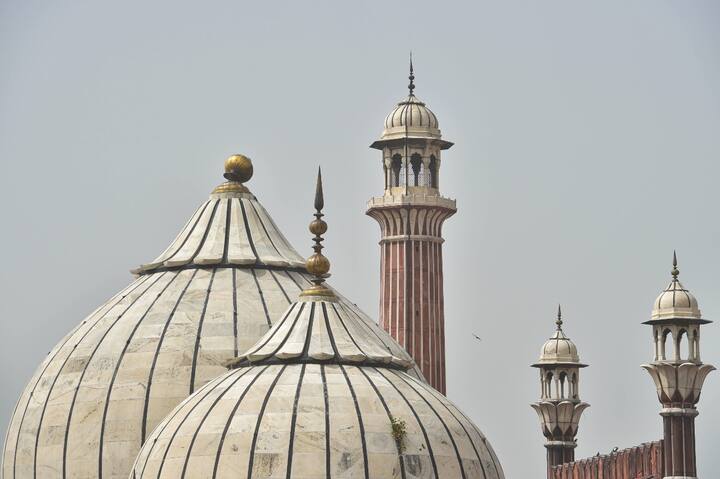 दिल्ली वक्फ बोर्ड के अधिकारियों ने कहा कि एक टीम को जामा मस्जिद के निरीक्षण और नुकसान के आकलन के लिए भेजा गया है.