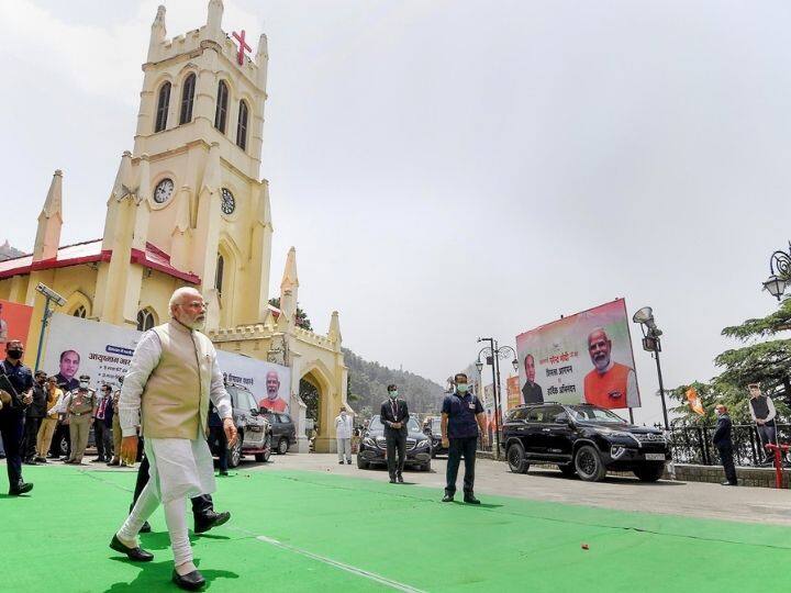 अब सोशल मीडिया पर पीएम ये तस्वीर जमकर वायरल हो रही. लोग पीएम के सादगी की खूब तारीफ कर रहे हैं.