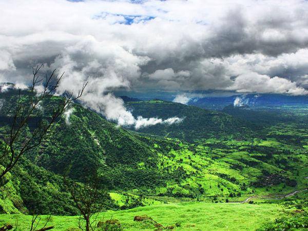 माथेरन – माथेरन हिल स्टेशन की खूबसूरती देखने लायक है. यहां आप ट्रेकिंग हॉर्स और ट्रॉय ट्रेन का लुफ्त उठा सकते हैं. माथेरान की मुंबई से दूरी लगभग 86 किमी है.