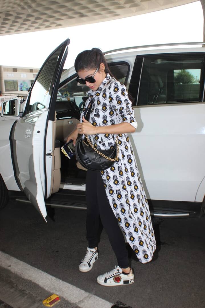 एकता कपूर की सबसे पहली नागिन को हाल ही में मीडिया ने अपने कैमरे में कैप्चर किया है. मौनी रॉय की बलखाती अदाएं दर्शकों को दीवाना बनाए हुए हैं.