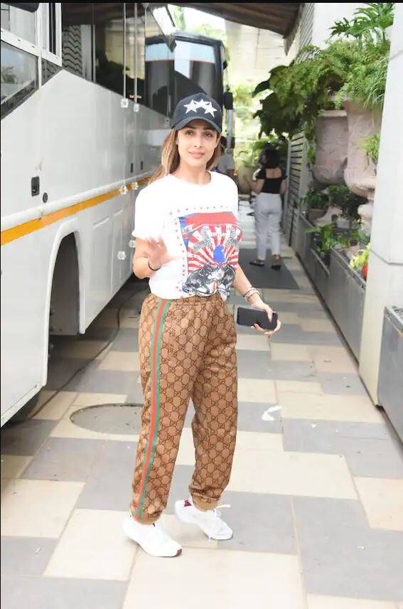મલાઈકાનો આ કેઝ્યુલ લૂક પણ ફેન્સના ધબકારા વધારી રહ્યો છે.