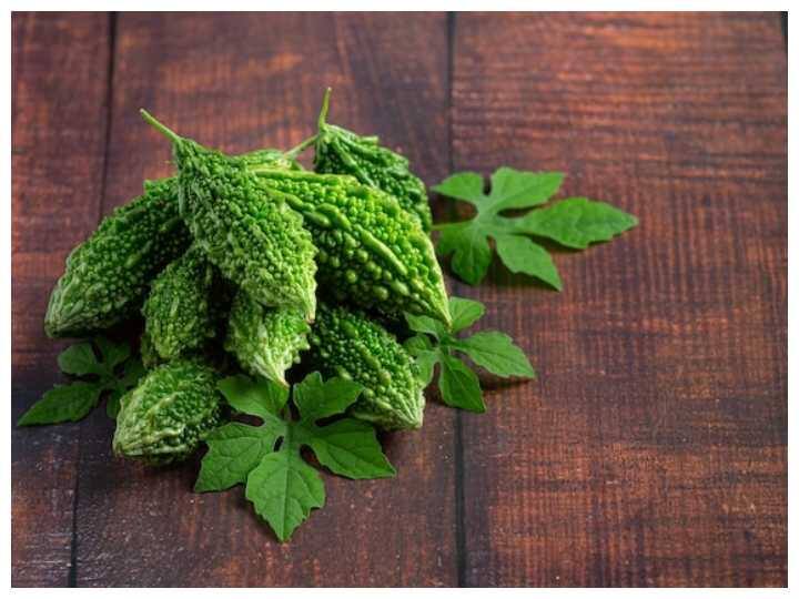 आम खाने के बाद करेला कभी ना खाएं. ऐसा करने से एसिडिटी हो सकती है. इससे उल्टी, मतली और सांस लेने में तकलीफ हो सकती है.