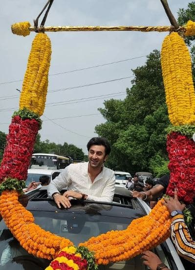 इस बीच रणबीर विशाखापट्टनम पहुंच कर अपनी इस फिल्म के प्रमोशन में जुटे हैं. वहां उन्होंने इसके लिए लंबी रोड शो निकाला है. सामने आई तस्वीरों में आप देख सकते हैं, फैंस ने उनका जोरदार स्वागत किया.