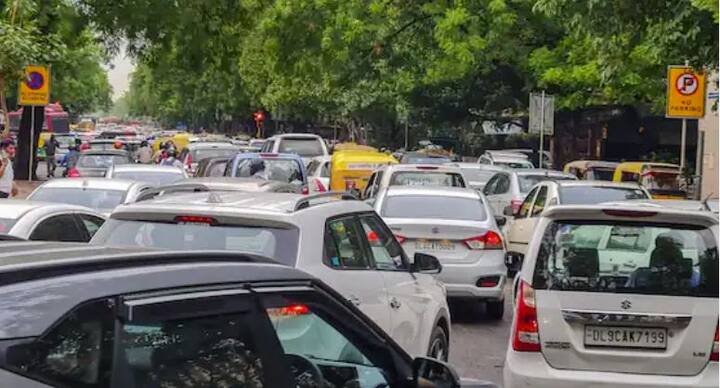 ਤੇਜ਼ ਹਵਾ ਕਾਰਨ ਕਈ ਥਾਵਾਂ 'ਤੇ ਦਰੱਖਤ ਡਿੱਗਣ ਕਾਰਨ ਵਾਹਨਾਂ ਦਾ ਨੁਕਸਾਨ ਹੋਇਆ। ਤਸਵੀਰ ਵਿੱਚ ਤੁਸੀਂ ਦੇਖ ਸਕਦੇ ਹੋ ਕਿ ਦਰੱਖਤ ਡਿੱਗਣ ਤੋਂ ਬਾਅਦ ਕਾਰ ਦਾ ਕੀ ਹੋਇਆ।