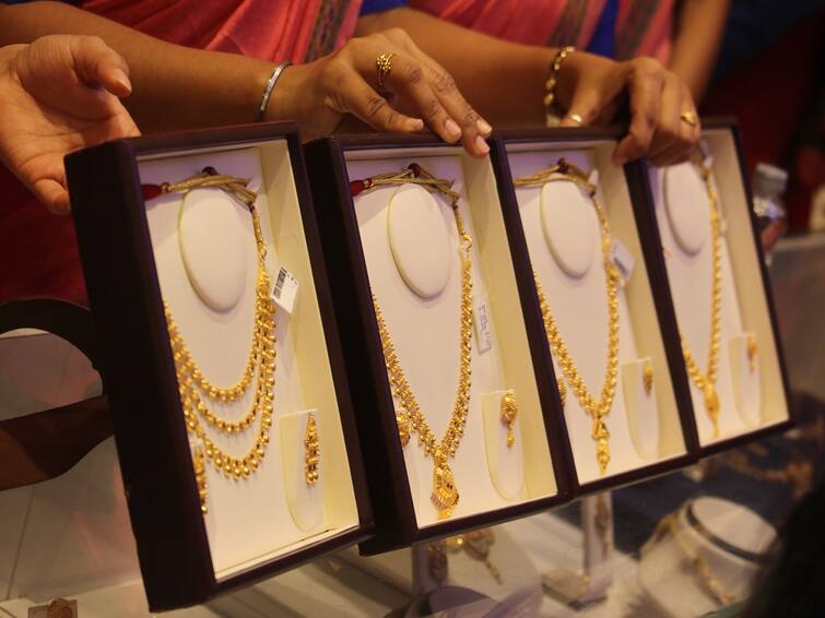 Gold Price Today down silver price fall 770 rupees gold price today noida on 20 june 2022 Gold Price: सोना हो गया सस्ता, चांदी भी 750 रुपये से ज्यादा फिसली, चेक करें 10 ग्राम गोल्ड का भाव