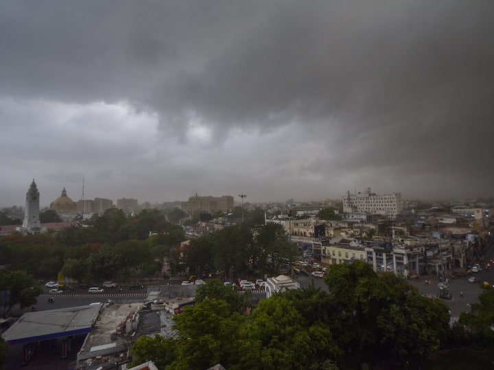 India Meteorological Department says light rain with thunderstorm next two hours Delhi-NCR Weather: अगले दो घंटों में दिल्ली एनसीआर में बदल सकता है मौसम का हाल, IMD ने की ये भविष्यवाणी