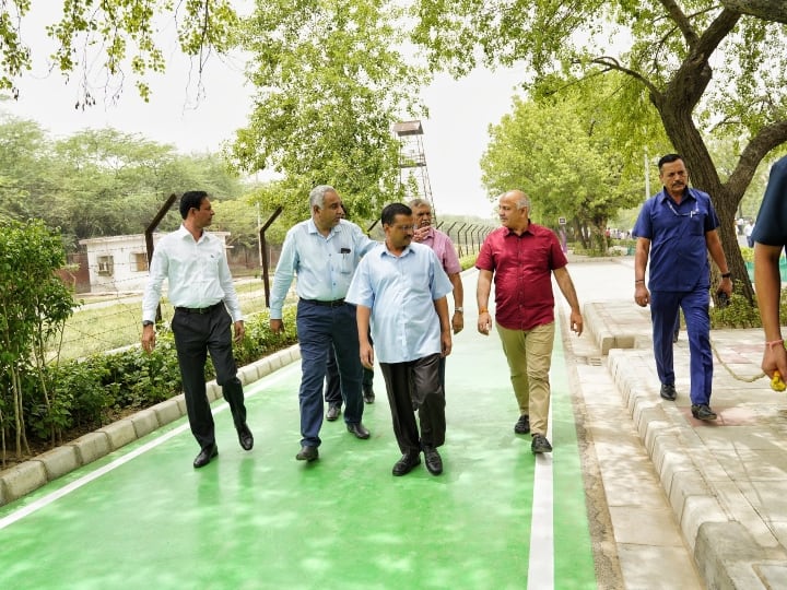 Delhi CM Arvind Kejriwal Inspects PWD Work for developing roads in European standards gives instructions to PWD officials Delhi News: यूरोपियन स्टैंडर्ड से डिजाइन हो रही सड़कों का सीएम केजरीवाल ने किया निरीक्षण, अधिकारियों को दिया ये निर्देश