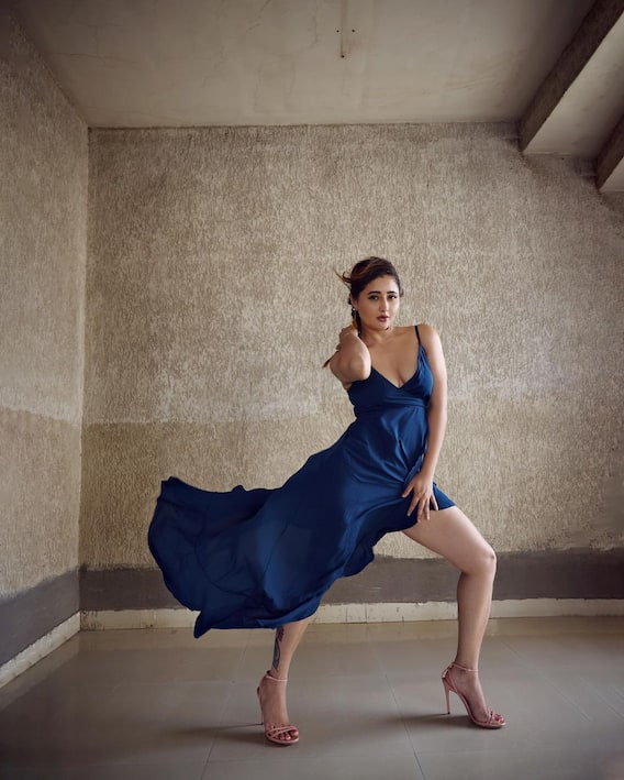 Rashami Desai Photos: रेस्टोरेंट में डिनर करने पहुंचीं रश्मि देसाई ग्रे आउटफिट में लगीं स्टनिंग, दिलकश अदाओं से चुरा ली लाइमलाइट