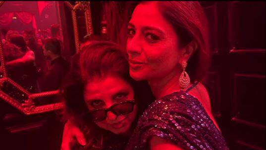 वहीं एक और तस्वीर में फराह ने एक्ट्रेस तब्बू को अपनी गोद में बिठाए पोज देती नजर आ रही हैं