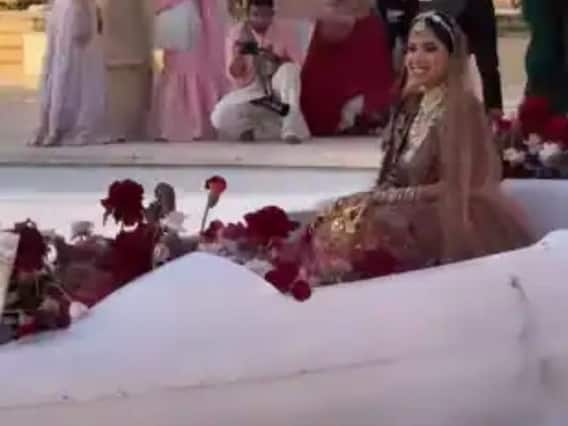 Viral Video : नववधूची अशी एन्ट्री यापूर्वी कधीच पाहिली नव्हती, सोशल मीडिया यूजर्सही झाले थक्क! Viral Video : नववधूची अशी एन्ट्री यापूर्वी कधीच पाहिली नव्हती, सोशल मीडिया यूजर्सही झाले थक्क!