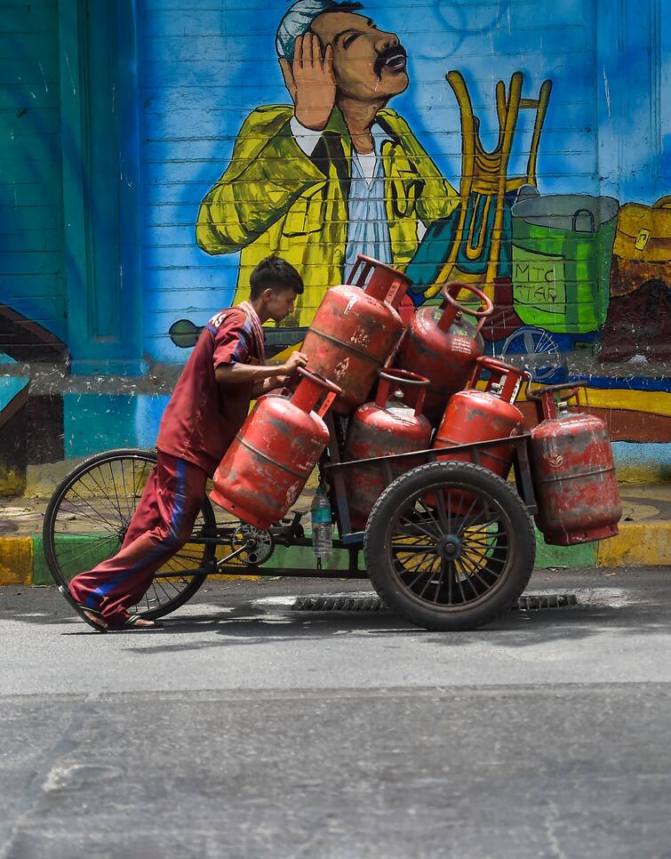 LPG Price Hike: পকেটে পড়বে টান ! ১ জুন থেকে আরও দামি রান্নার গ্যাস ?