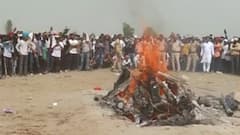 Sidhu Moose Wala Funeral: मूसा पिंड के सिद्धू मूसेवाला को नम आंखों से दी गई अंतिम विदाई