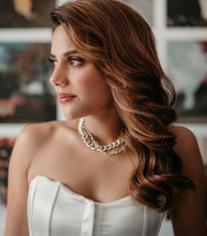 நீ என்னை தீண்டினாய் வெப்பமாய் நான் உனக்கு பூக்களின் உப்புமா விரலில் உள்ளதே நுட்பமா நீ கொஞ்சம் தின்றாய் கொஞ்சிக் கொன்றாய்