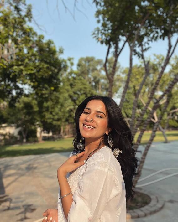 Sara Gurpal Latest Photoshoot:पंजाबी एक्ट्रेस सारा गुरपाल ने धूप में करवाया फोटोशूट, दिए ऐसे-ऐसे पोज देखने वालों के उड़े होश