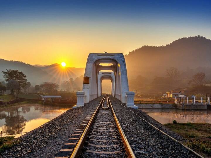 अगरतला से बेंगलुरु कैंटोनमेंट जाने वाली ट्रेन हमसफर एक्सप्रेस (Agartala to Bengaluru Cantonment Humsafar Express) कुल 3,570 किलोमीटर का सफर तय करते हुए अपने गंतव्य स्थान तक पहुंचती है. यह हफ्ते में दो बार मंगलवार और शनिवार को ही चलती है. यह आपने पूरे सफर में 28 स्टेशनों पर रूकती है. इस पूरे सफर को पूरा करने में कुल 64 घंटे का समय लग जाता है. (PC: Freepik)