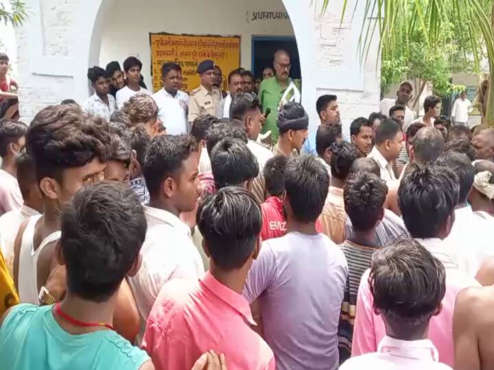 Samastipur News: villagers created When the accused of misdeed was released by the police made teacher hostage ann Samastipur News: दुष्कर्म के आरोपी को पुलिस ने छोड़ा तो भड़के लोगों ने किया हंगामा, शिक्षक को ग्रामीणों ने बनाया बंधक