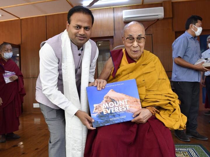 Dalai Lama releases Jhansi DM Ravindra Kumars book Mount Everest Experience the Journey ann दलाई लामा ने किया झांसी के डीएम रविन्द्र कुमार की पुस्तक “माउंट एवेरेस्ट : एक्सपीरियंस द जर्नी” का विमोचन