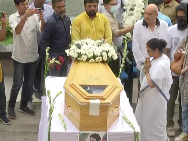 कोलकाता एयरपोर्ट पर केके को गन सैल्यूट दिया गया. इस दौरान पश्चिम बंगाल की मुख्यमंत्री ममता बनर्जी भी मौजूद रहीं. केके का पार्थिव शरीर एयर इंडिया की AI 773 फ्लाइट से मुंबई जाएगा.