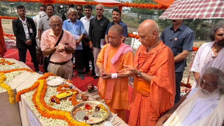 Up cm yogi adityanath in ayodhya foundation stone laying ceremony of ram mandir garbhagriha says this is national temple of india Ayodhya Ram Mandir:  CM યોગીએ કર્યો રામમંદિરના ગર્ભગૃહનો શિલાન્યાસ, કહ્યું આ બનશે દેશનું રાષ્ટ્ર મંદિર