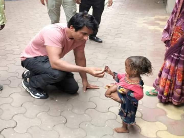 4 હાથ પગ ધરાવતી બાળકીને મદદે આવ્યો સોનુ સૂદ, સુરતની આ હોસ્પિટલમાં થઈ સફળ સર્જરી A two and a half year old girl from Bihar underwent a successful operation at Kiran Hospital 4 હાથ પગ ધરાવતી બાળકીને મદદે આવ્યો સોનુ સૂદ, સુરતની આ હોસ્પિટલમાં થઈ સફળ સર્જરી