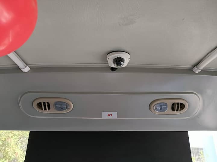 शिवाई इलेक्ट्रिक बसची लांबी 12 मीटर आहे. आतील बाजूस 2 आणि बाहेरील बाजूस 1 असे कॅमेरा आहेत.