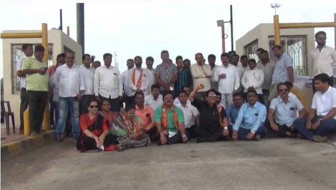 Shiv Sena's agitation for toll waiver for Sindhudurg residents at Osargaon toll plaza even after stay on toll collection टोल वसुलीला स्थगिती देऊनही सिंधुदुर्गातील ओसरगाव टोलनाक्यावर शिवसेनेचं आंदोलन