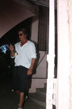 Shahrukh Khan spot: डबिंग स्यूडियो के बाहर स्पॉट हुए शाहरूख खान, इस लुक में आए नज़र