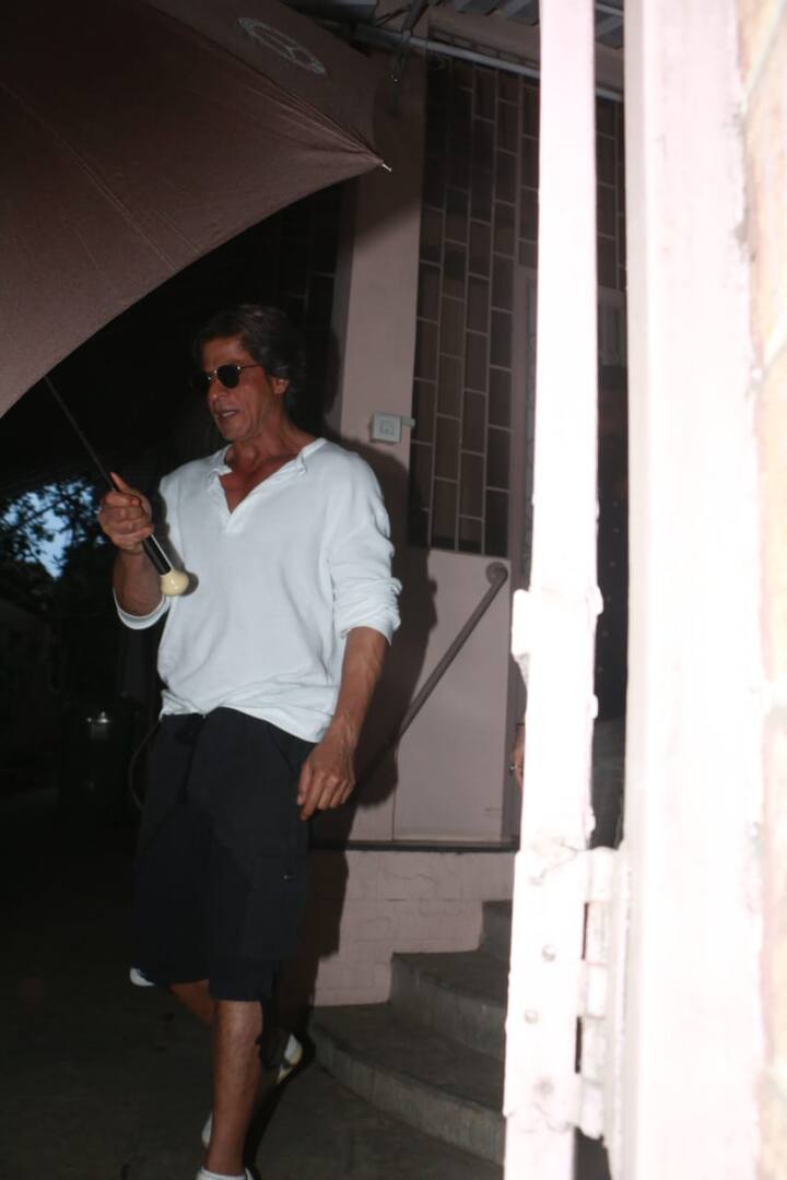 एक बार फिर शाहरूख खान सुर्खियों में हैं. दरअसल उन्हें आज डबिंग स्टूडियो के बाहर स्पॉट किया गया.