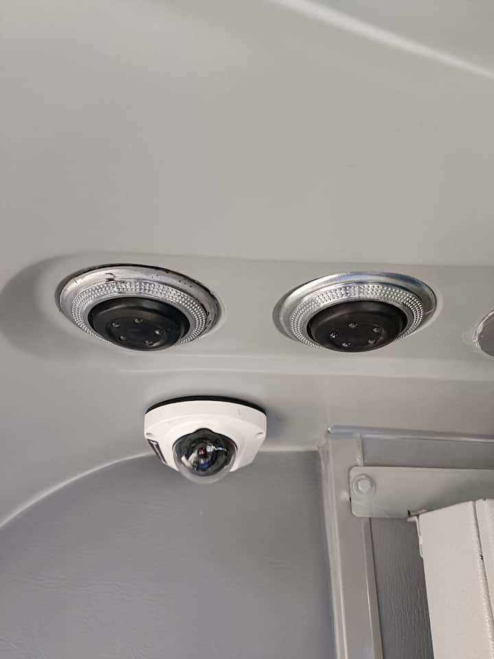 या बससाठी 10 बॅटरी असून एकदा चार्ज केल्यावर 200 ते 250 किलोमीटर धावणार आहे.