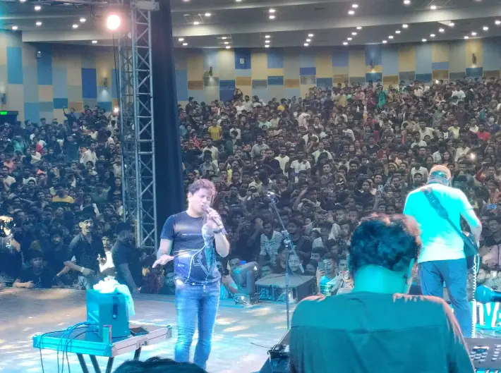 Singer KK Death : Jam-packed auditorium, crowd jumping from boundary, some broke the gates, says Concert staff Singer KK Death: ਗਾਇਕ KK ਦੀ ਮੌਤ ਨੂੰ ਲੈ ਕੇ ਵੱਡਾ ਖੁਲਾਸਾ, 2 ਹਜ਼ਾਰ ਲੋਕਾਂ ਦੀ ਸਮਰੱਥਾ ਵਾਲੇ ਆਡੀਟੋਰੀਅਮ 'ਚ ਪਹੁੰਚੇ 5 ਹਜ਼ਾਰ ਲੋਕ, ਛੱਡੀ ਗਈ ਗੈਸ