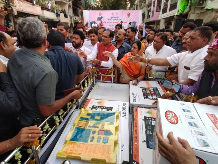 Indore Madhya Pradesh CM Shivraj Singh Chouhan appealed for public cooperation of Anganwadi children ANN MP News: इंदौर में हाथ ठेला लेकर निकले CM शिवराज सिंह चौहान, आंगनवाड़ियों के बच्चों के लिए इकट्ठा किया सामान