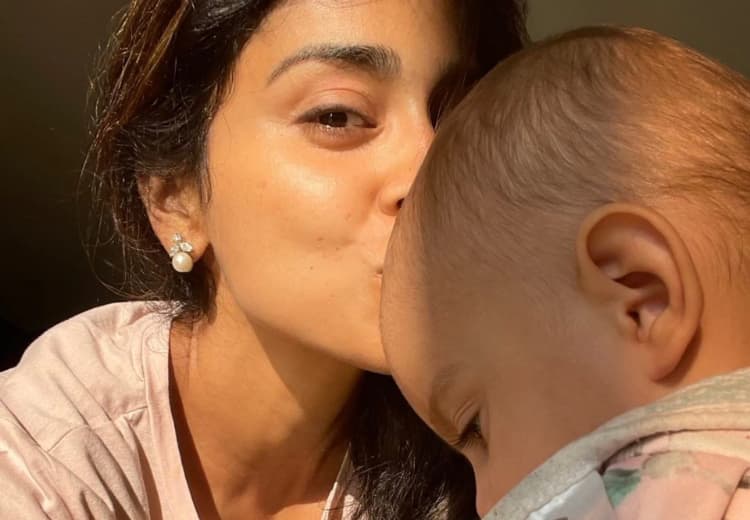 Actress Shriya Saran dances with her daughter Radha in Instagram viral video WATCH VIDEO: `நீ வரும்போது நான் மறைவேனா?’ - மகளுடன் நடனம் ஆடும் ஷ்ரேயா.. வைரலாகும் வீடியோ!