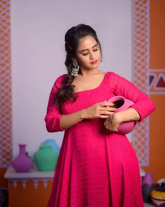 Deepthi Sunaina: విరిసిన గులాబీ కూడా దీప్తి ముందు దిగదుడుపే