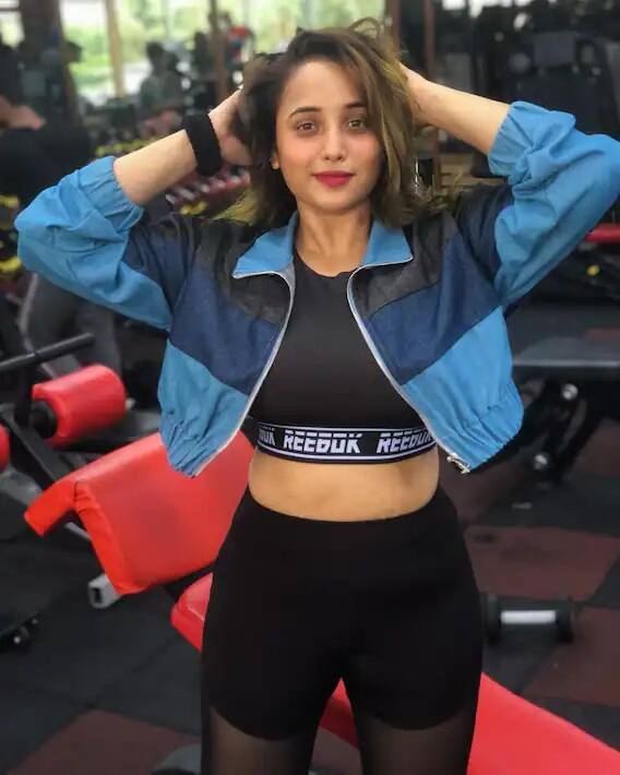 આ લેટેસ્ટ તસવીરોમાં રાની ચેટર્જી બ્લેક અને બ્લૂ જિમ વિયરમાં વર્કઆઉટ કરતી દેખાઇ રહી છે.