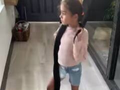 Shocking: इस बच्ची को नहीं लगता किसी से डर! गले में लपेटा सांप, होश उड़ा देगा वीडियो