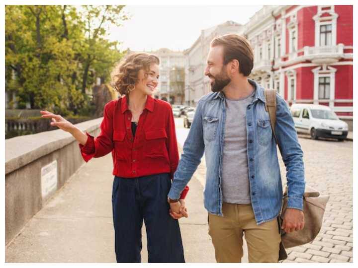 बाॅडी लेंग्वेज: बात करते समय आप उनकी तरफ देखें, मुस्कुराएं और आंख मिलाकर ही बात करें.