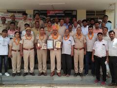 Jhunjhunu News: अपराधियों पर अंकुश लगाने से ग्रामीण खुश, थानाधिकारी सहित पूरे स्टाफ को किया सम्मानित