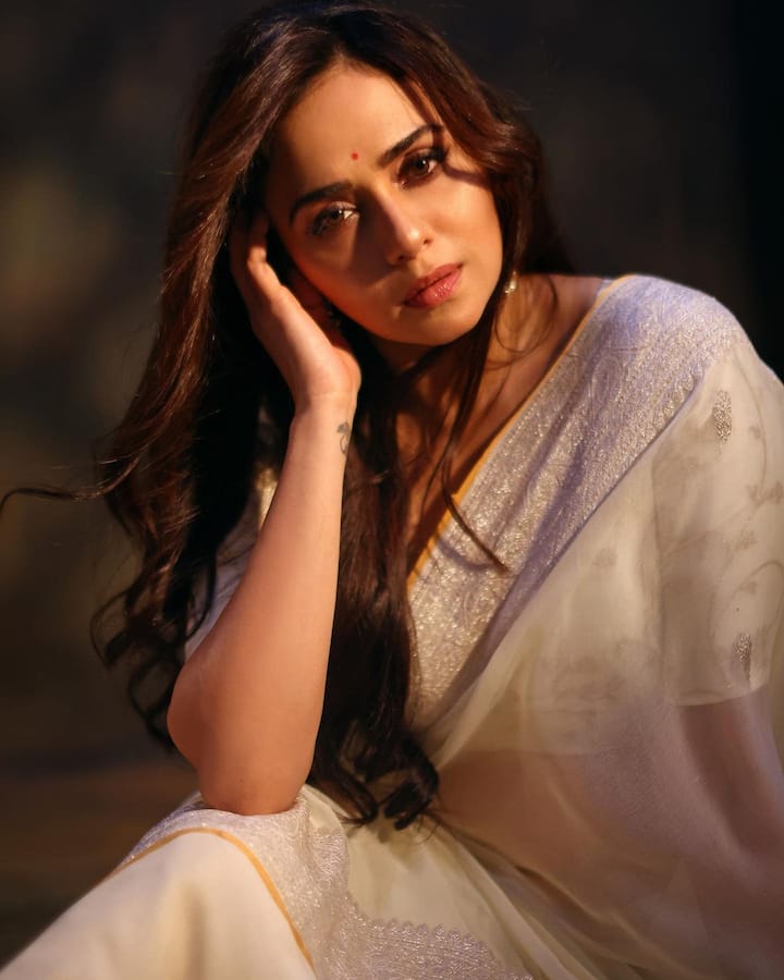 अमृताने पांढऱ्या रंगाच्या आकर्षक साडीत नटून सर्व चाहत्यांची मने जिंकली आहेत. (photo:amrutakhanvilkar/ig)