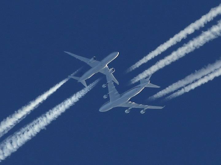 Indigo Planes : பயங்கர அதிர்ச்சி.. மோதிக்கொள்ளவிருந்த விமானங்கள்.. நடவடிக்கை எடுத்த விமான போக்குவரத்து துறை..