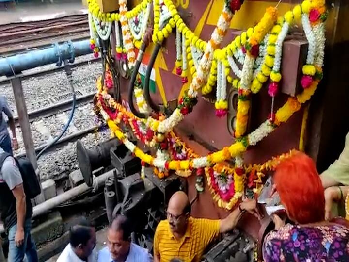 या गाडीचे वैशिष्ट्य म्हणजे ही भारतातील एकमेव अशी गाडी आहे ज्यात डायनिंग कार आहे, म्हणजेच चालत्या गाडीत हॉटेलसारखे बसून खाण्याची सोय आहे.