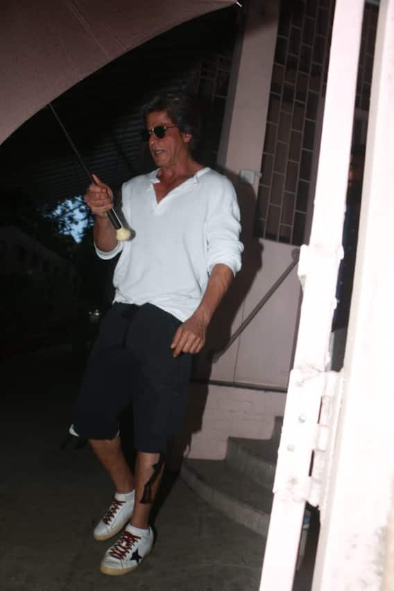 Shahrukh Khan spot: डबिंग स्यूडियो के बाहर स्पॉट हुए शाहरूख खान, इस लुक में आए नज़र